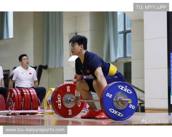 举重训练营注重心理建设帮助学员应对比赛压力，举重队训练方法