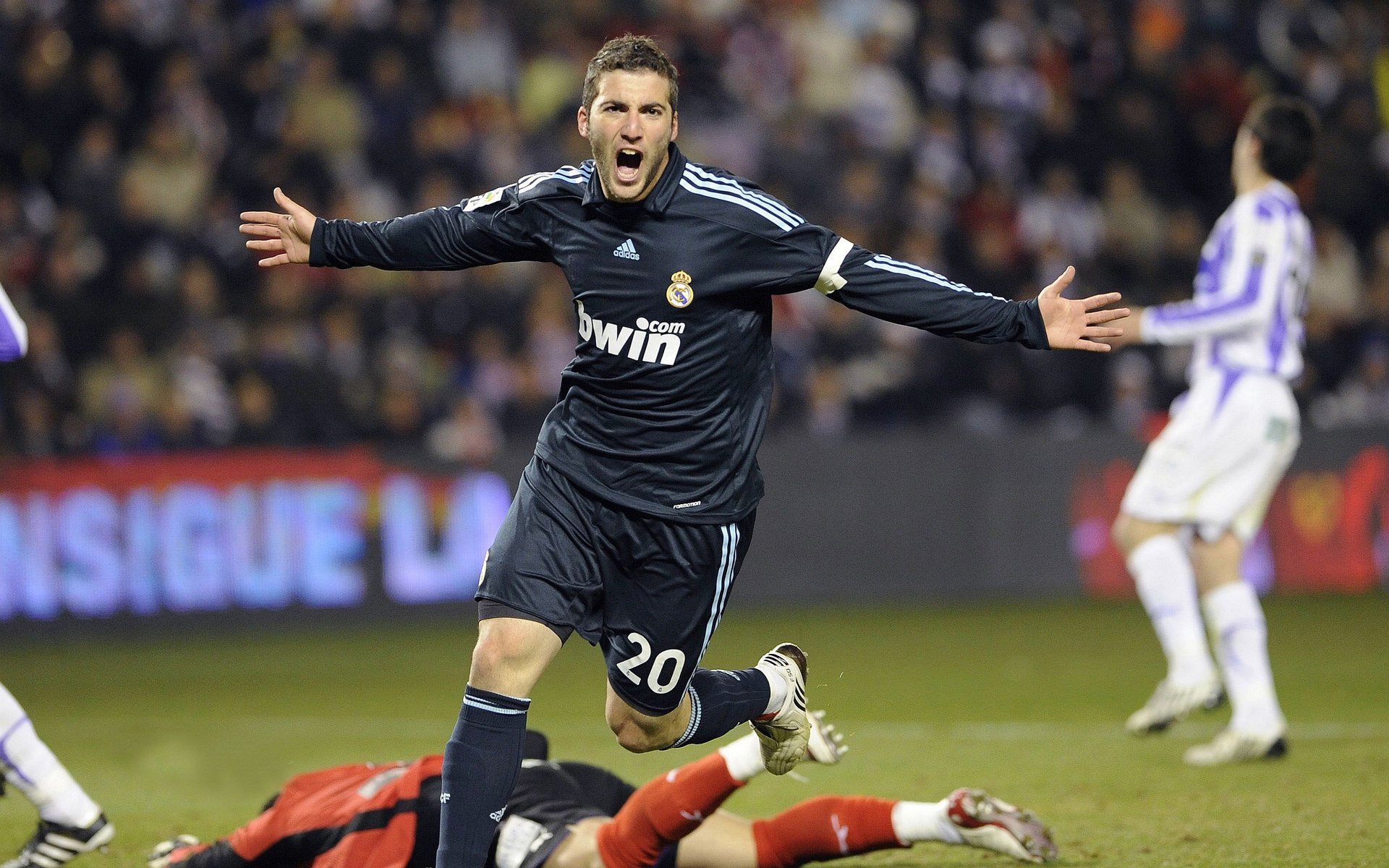 开云体育下载-世界杯中国青年队逆袭 球迷热情持续高涨，世界杯中国队2021